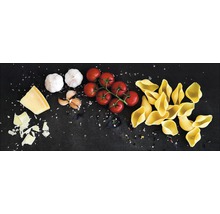 Stilleven met pasta, tomaten, kaas en knoflook