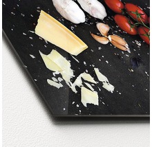 Decoratieve glasplaat met kaas, knoflook en tomaten