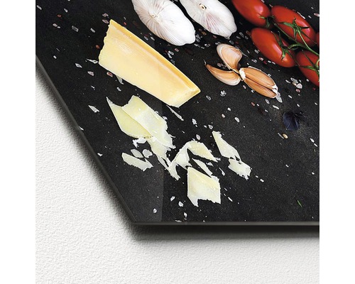 Decoratieve glasplaat met kaas, knoflook en tomaten