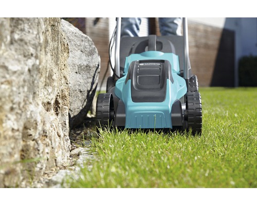 Gardena grasmaaier bij het maaien van de graskant