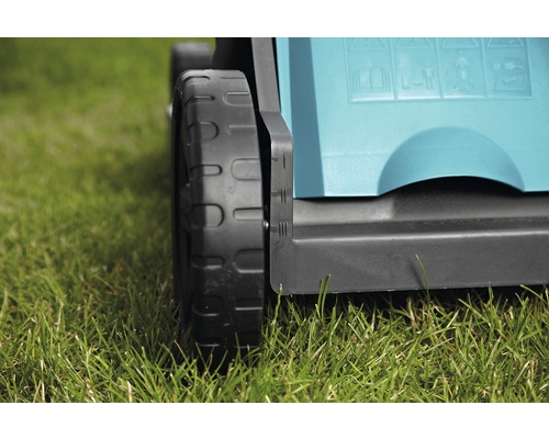 Detailopname van een gazonbeluchter op gras