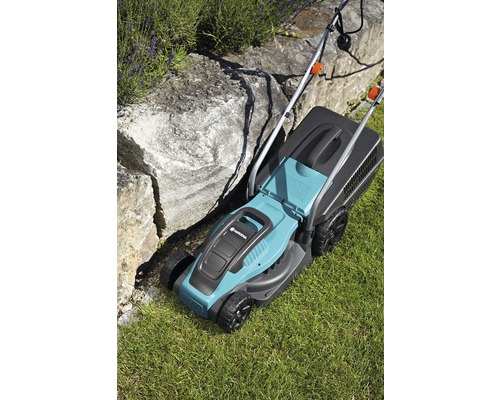 Gardena grasmaaier op een gazon in de tuin