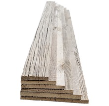 Stapel ruw gezaagde houten planken