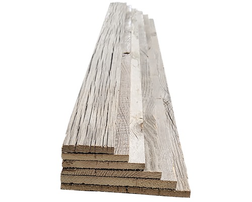 Stapel ruw gezaagde houten planken