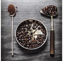 Koffiebonen en koffiepoeder met maatlepels op een koffiefilter
