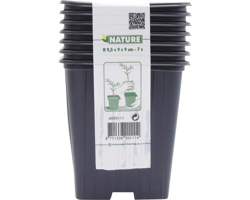 Stapel van zeven zwarte Nature kweekpotten met de afmetingen 9,5 x 9 x 9 cm