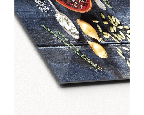 Decoratieve keukenafbeelding met lepels, kruiden, sjalotten en kruiden op een houten achtergrond