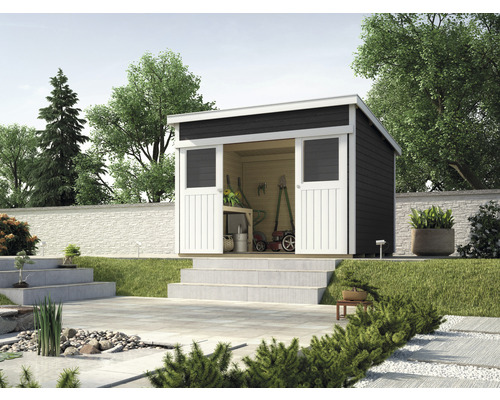 Tuinscene met houten tuinhuis en tuingereedschap