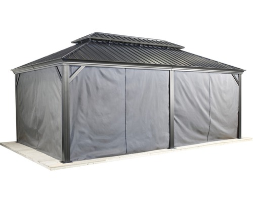 Tuinpaviljoen met gordijnen als privacyscherm