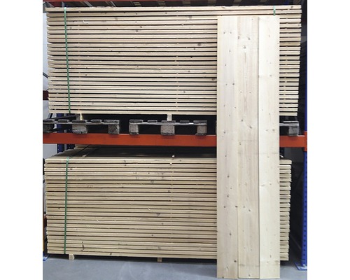 Houten planken gestapeld in rek