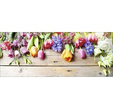 Bloemstuk met tulpen, hyacinten en lisianthus op houten tafel