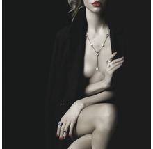 Vrouw met jas, ketting en ringen