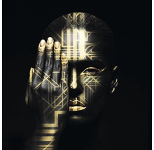Vrouw met gouden bodypaint en geometrische patronen bedekt haar oog met haar hand.