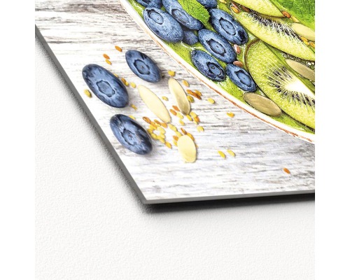 Decoratieve afbeelding van een kom muesli met bosbessen, kiwi en amandelen