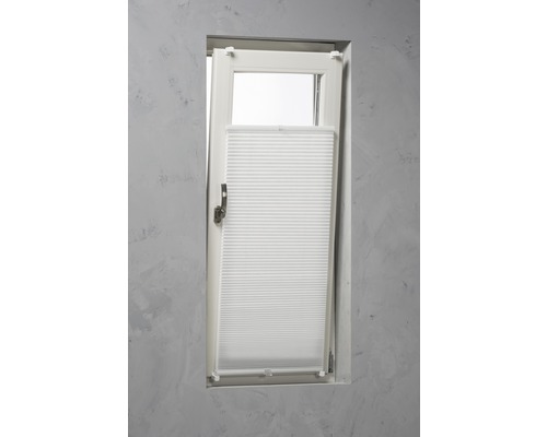 Raam met plisségordijn voor zonwering