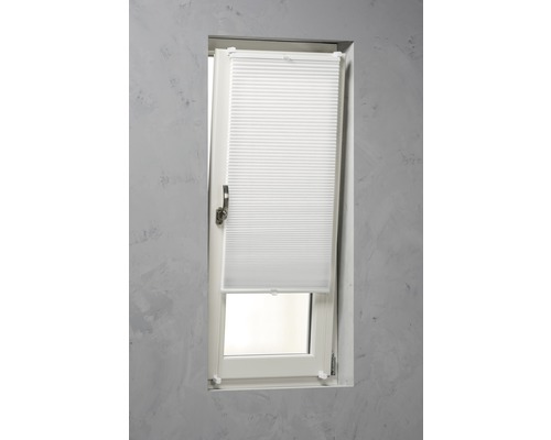 Geopend raam met bevestigd plisségordijn