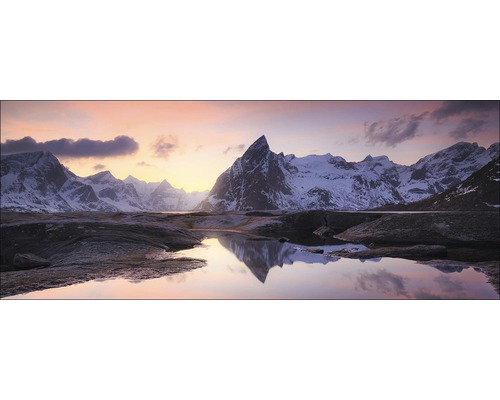 Panoramische opname van een berglandschap met sneeuw en water