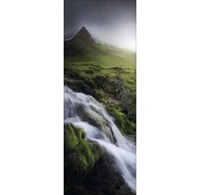 Waterval in een bergachtig landschap