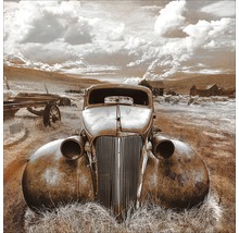 Decoratieve afbeelding van een roestige oldtimer in een verlaten landschap