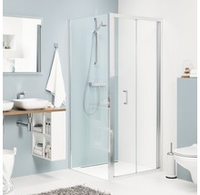 Moderne badkamer met douche, wastafel en toilet voor een heldere sfeer.