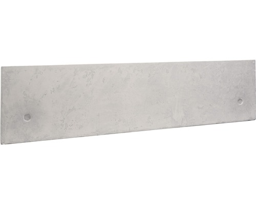 Grijze cementplaat met boorgaten voor bevestiging