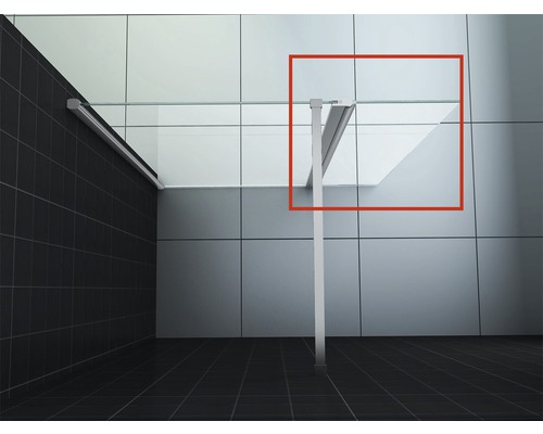 Glazen douchewand met steunstang in een betegelde badkamer