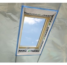 Geïnstalleerd dakraam van het merk Fakro met uitzicht op de hemel.