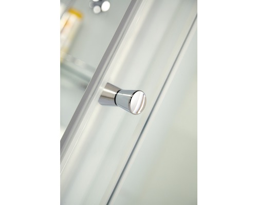 Detail van een metalen douchecabinedeurknop