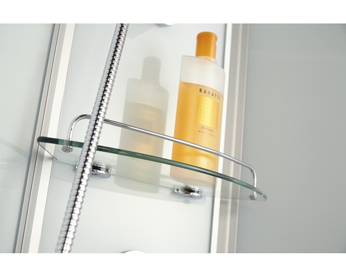 Doucheplank met shampoo fles aan een douchewand