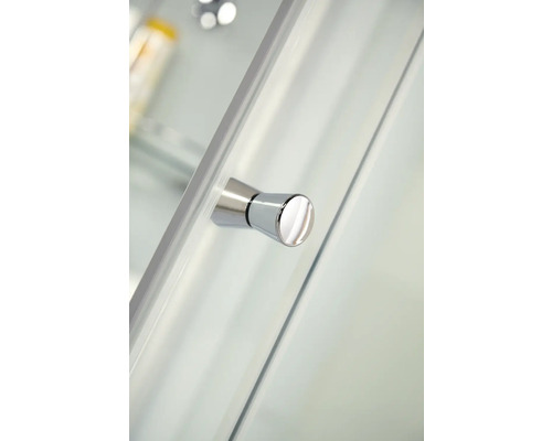 Detailaanzicht van een ronde metalen deurknop op een douchecabinedeur