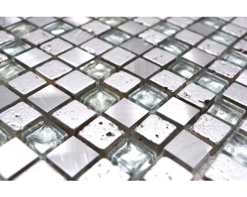 Close-up van vierkante mozaïektegels van metaal en glas