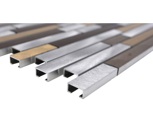 Mozaïektegel met smalle, rechthoekige stukken in verschillende metaaloptieken