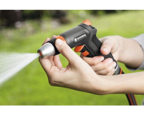 Gardena reinigingsspuit met waterstraal in handen