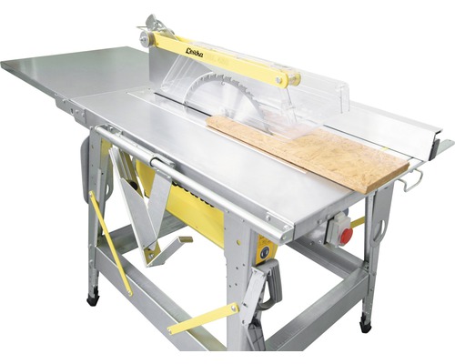 Tafelcirkelzaag met metalen tafel en houten werkstuk