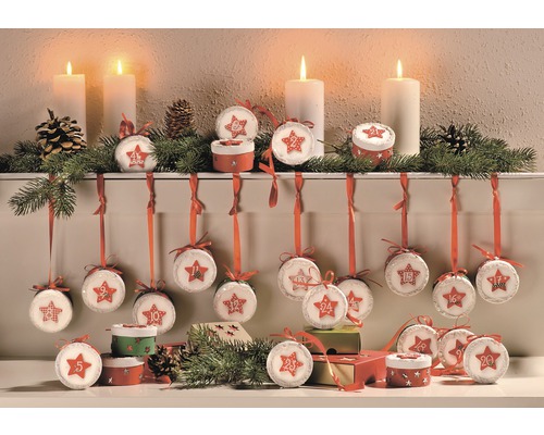 Decoratieve adventskalender met kaarsen en dennentakken