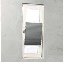 Grijze plisségordijnen op het raam