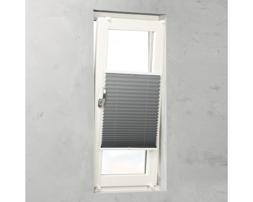 Grijze plisségordijnen op het raam