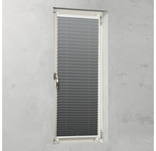 Grijs plisségordijn op een raam voor lichtregeling