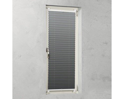 Grijs plisségordijn op een raam voor lichtregeling