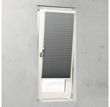 Grijze plisségordijnen op het raam voor lichtregeling