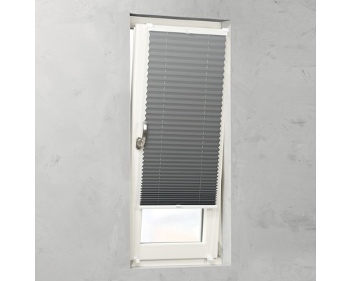 Grijze plisségordijnen op het raam voor lichtregeling