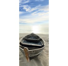 Houten boot op het strand met roeispanen