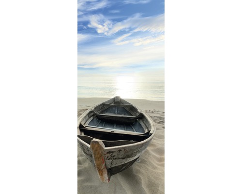 Houten boot op het strand met roeispanen