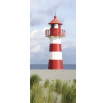 Een rood-wit gestreepte vuurtoren op het strand.
