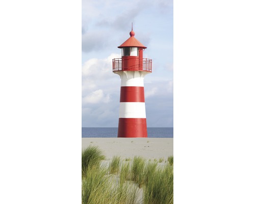 Een rood-wit gestreepte vuurtoren op het strand.