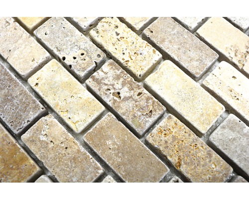 Mozaïektegels van travertin in visgraatmotief
