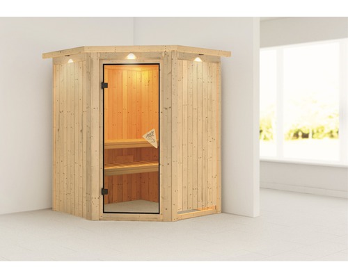 Houten hoeksauna met glazen deur en interieurverlichting.