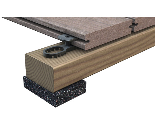 Terrasplank met montageclip op onderconstructie en bouwbeschermingsmat
