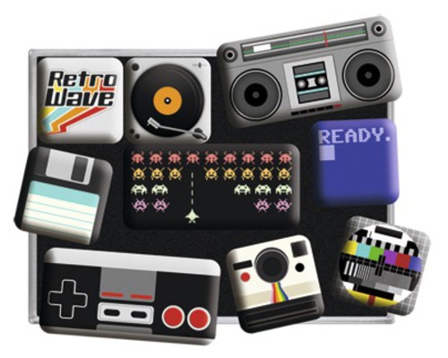 Collage met retro-elementen: cassetterecorder, gamecontroller, camera, testbeeld