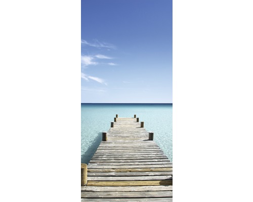 Houten steiger aan zee onder blauwe hemel